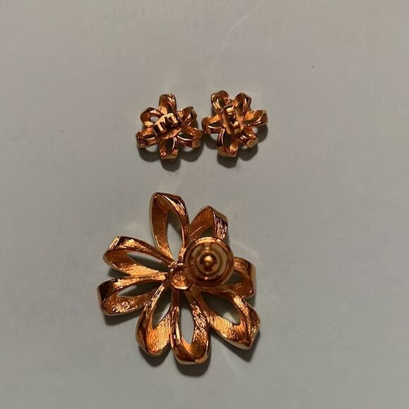 Faux gold brooch with matching earrings. - Picture 5 of 5